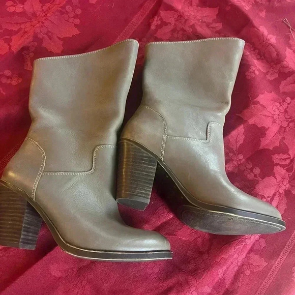 Lucky Brand Embrleigh boot. Worn once. Very good condition size 7. Leather taupe - Picture 4 of 15